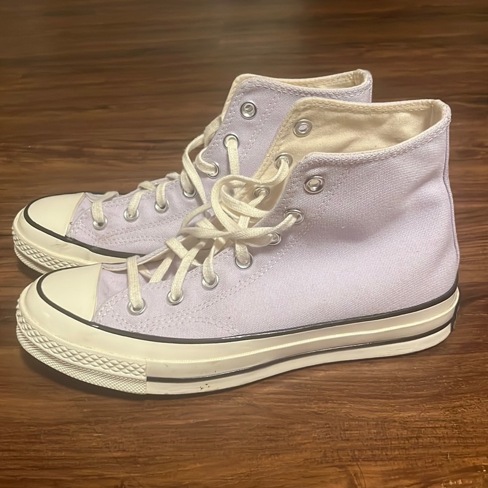hi ! i’m selling these lavender converses in size w8